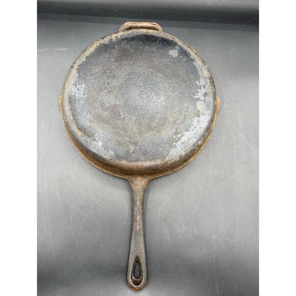 Vintage Unmarked Cast Iron Skillet - 10.5" - Picture 10 of 10